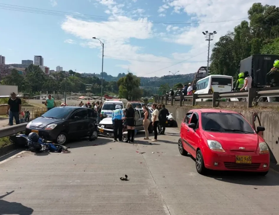Vía de ingreso a Villamaría está cerrada por choque de varios vehículos