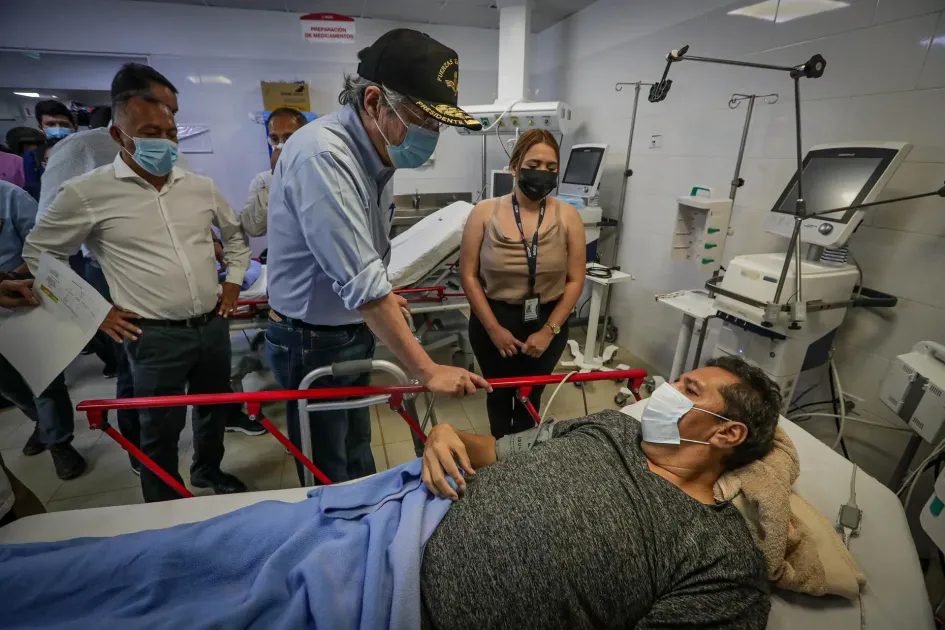 Fotografía cedida por Presidencia de Ecuador que muestra al presidente, Guillermo Lasso (c), mientras visita a los heridos por el terremoto de ayer, en el Hospital del Seguro Social en la ciudad de Machala (Ecuador).