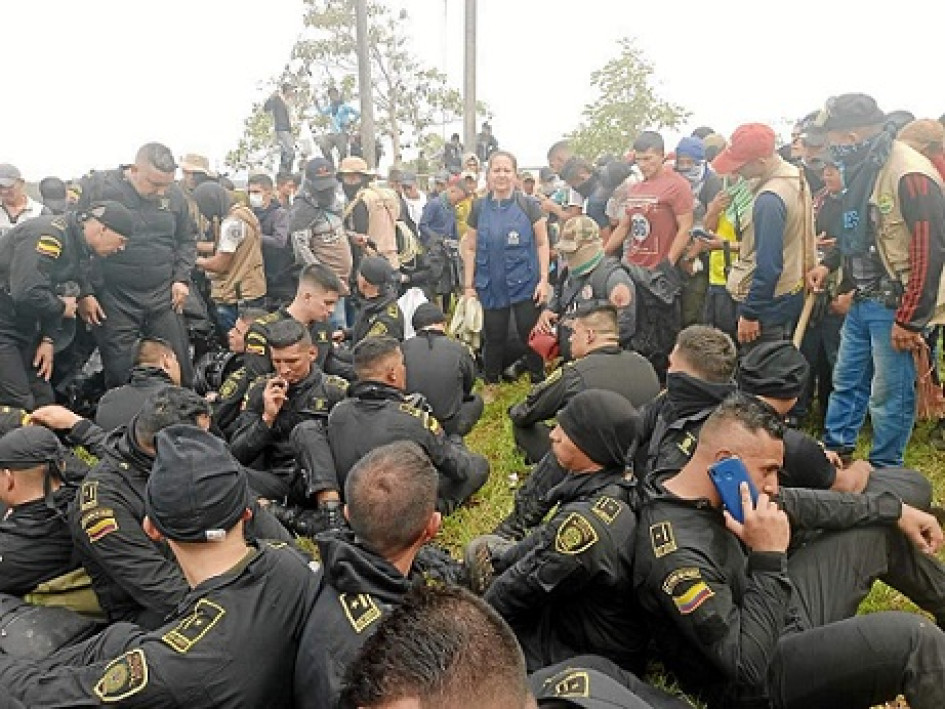Los agentes del Esmad fueron retenidos por la guardia indígena.