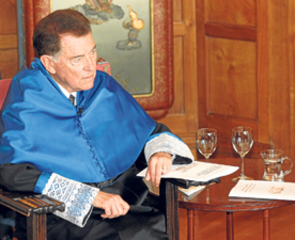 Foto | EFE | LAPATRIA  Además de investigador, profesor, y divulgador, Ayala fue viticultor. Poseía varias hectáreas de viñedos en California y en 2011 donó 10 millones de dólares a la Universidad de California en Irvine, de sus viñedos.