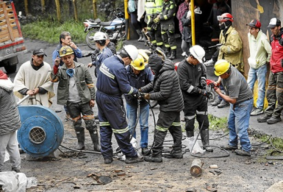 Foto | EFE | LA PATRIA Personas ayudan en las labores de rescate en la mina de carbón donde ocurrió la explosión en Sutatausa (Cundinamarca.
