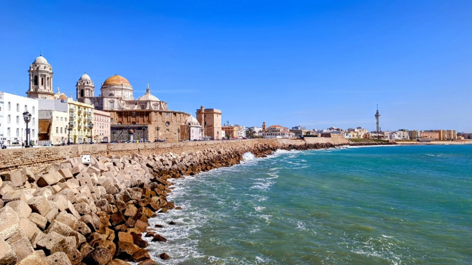 Cádiz tiene una ubicación estratégica. El segundo y cuarto viajes de Cristóbal Colón a América salieron de este puerto andaluz. Se calcula que el 50% de los primeros españoles que llegaron al “Nuevo Mundo” provenían de Andalucía.
