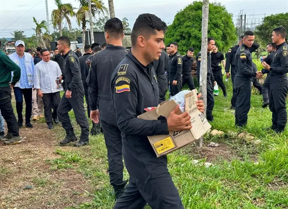 Fotografía cedida por el Ministerio Defensa Colombia, de algunos los policías que estuvieron retenidos y ya fueron liberados luego de la intermediación de ese ministerio, hoy, en la inspección Los Pozos de San Vicente del Caguán, departamento de Caquetá