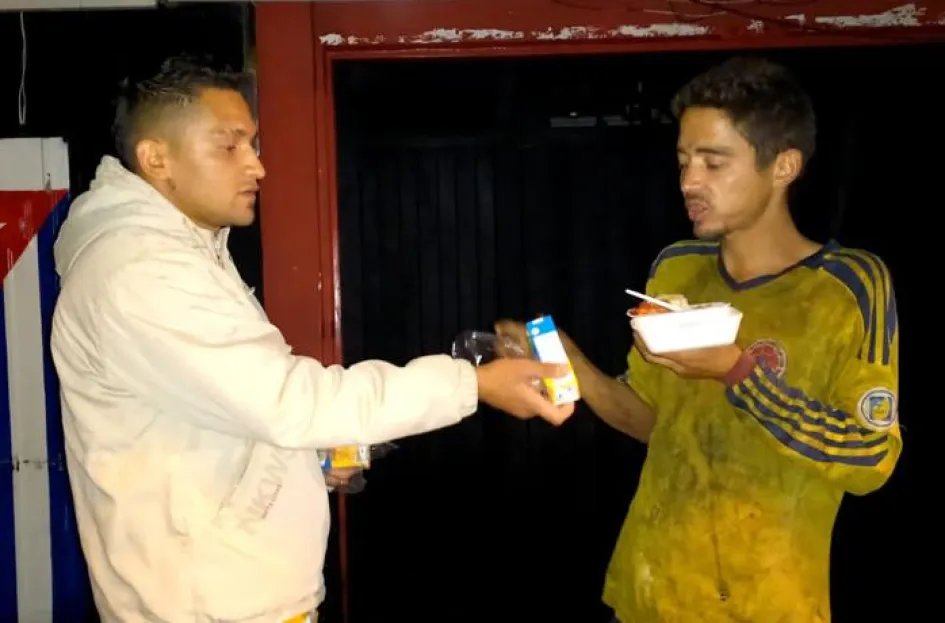 Diego Alexánder ahora visita a quienes antes fueron sus compañeros de calle.