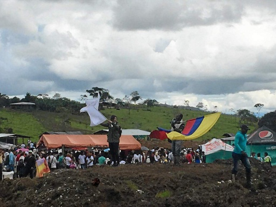 Foto | Tomada de @SinestesiaOng | LA PATRIA “La implementación del acuerdo de paz corre peligro”, denuncia Rodrigo Londoño, antiguo líder de las Farc, al denunciar el desplazamiento forzado en el ETCR Mariana Páez (Meta).