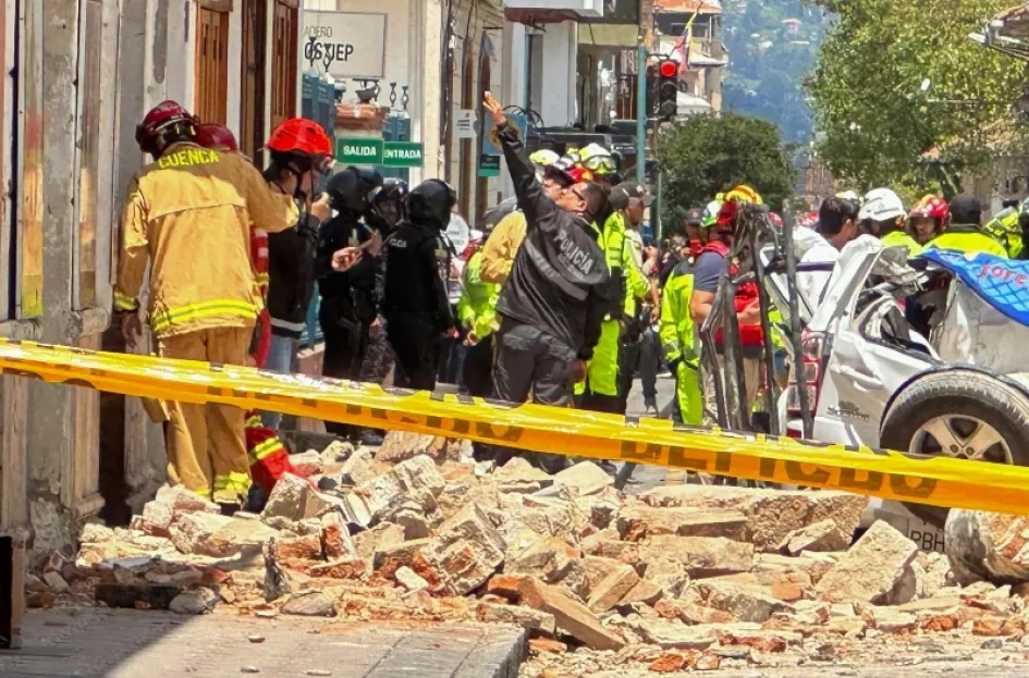 Foto | EFE | LA PATRIA Personas observan los daños ocasionados por el sismo de magnitud 6,5 en la escala abierta de Richter hoy, en la ciudad de Cuenca (Ecuador).