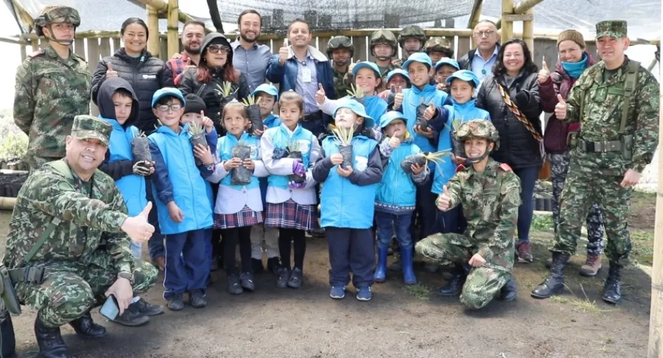 Fotos | Cortesía Harry Gallego | LA PATRIA Los participantes de la jornada de siembra de frailejones el martes en el cerro Gualí.