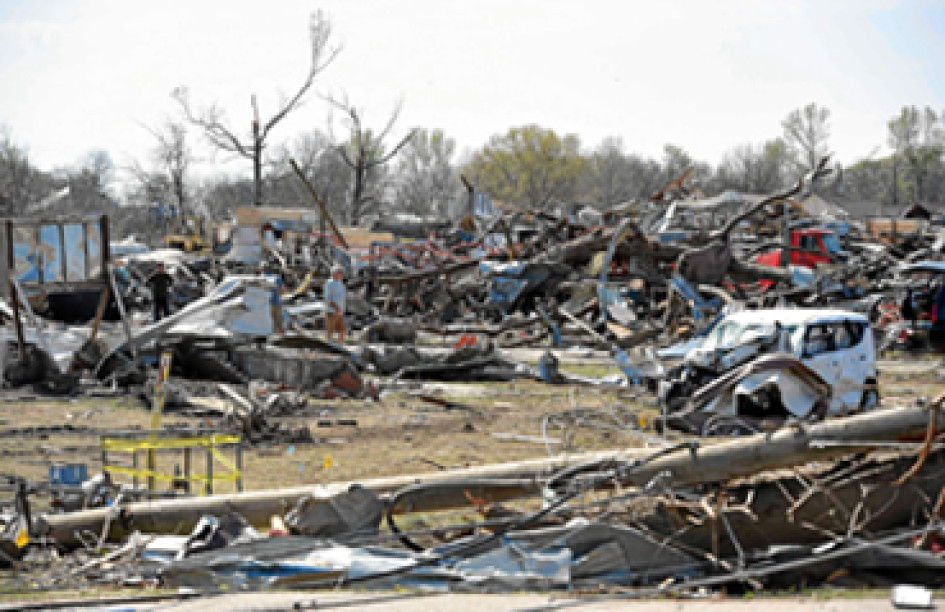 La gente camina sobre la devastación que causó un tornado en Rolling Fork, Mississippi.