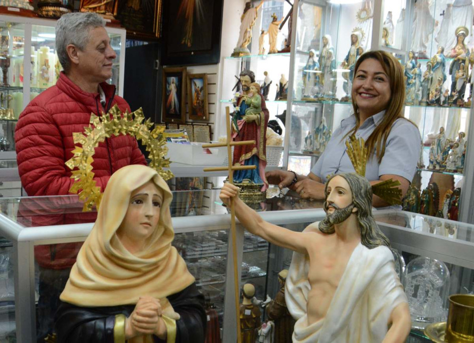 Fotos | Freddy Arango | LA PATRIA  Valentina Arango, trabajadora del almacén San Antonio muestra los cirio que pueden llegar a costar hasta $765 mil.