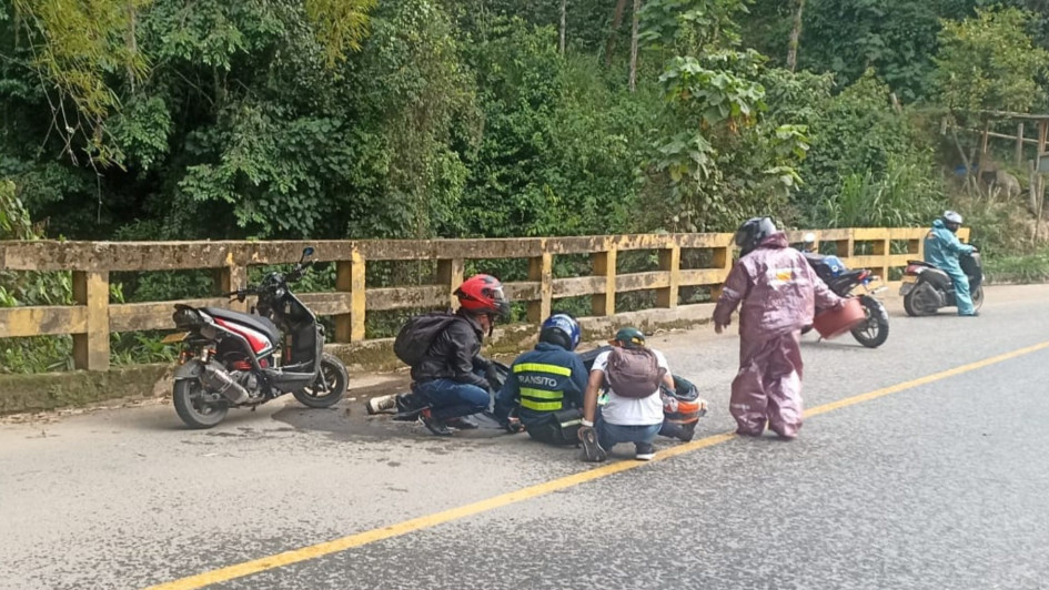 Un motociclista cayó de su vehículo sobre la carretera que de Manizales conduce a Neira, justo en el puente sobre el río Maracas.