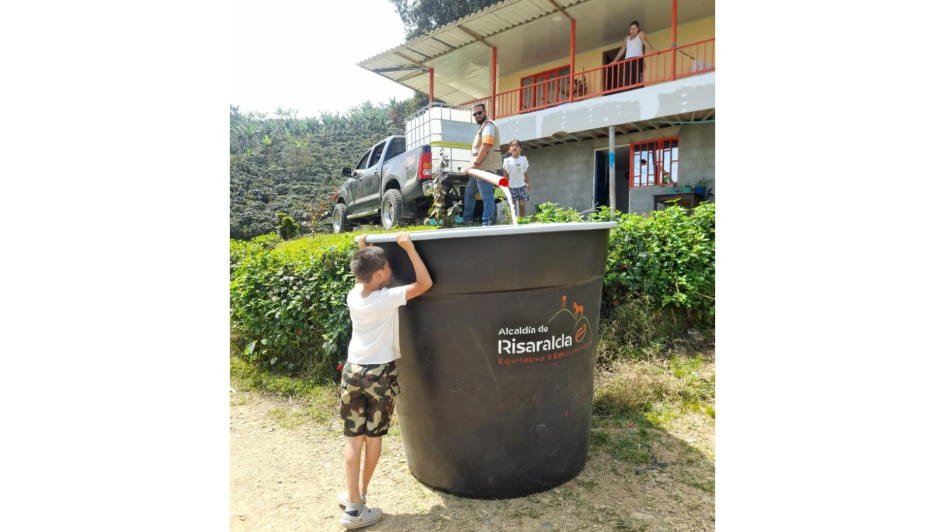 El Cuerpo de Bomberos de Anserma le presta el servicio de agua a la vereda Banderas.