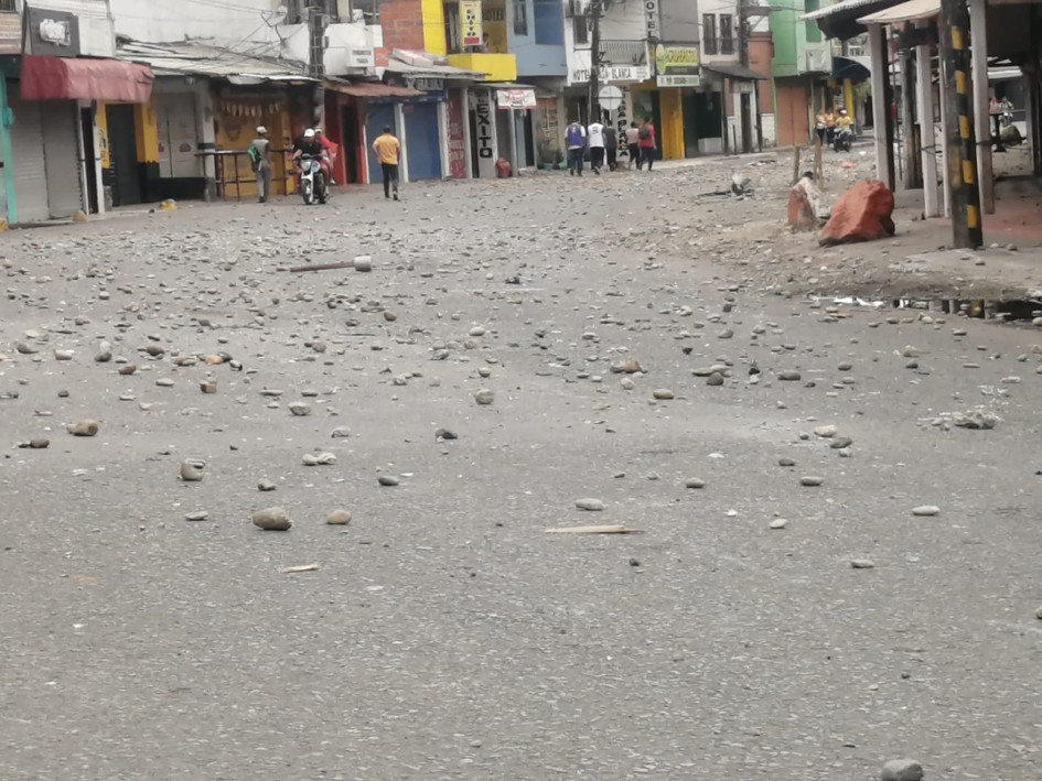 Foto | @ISAZULETA | LA PATRIA Los comerciantes de Taraza (Antioquia) denunciaron que encapuchados vandalizaron sus negocios.