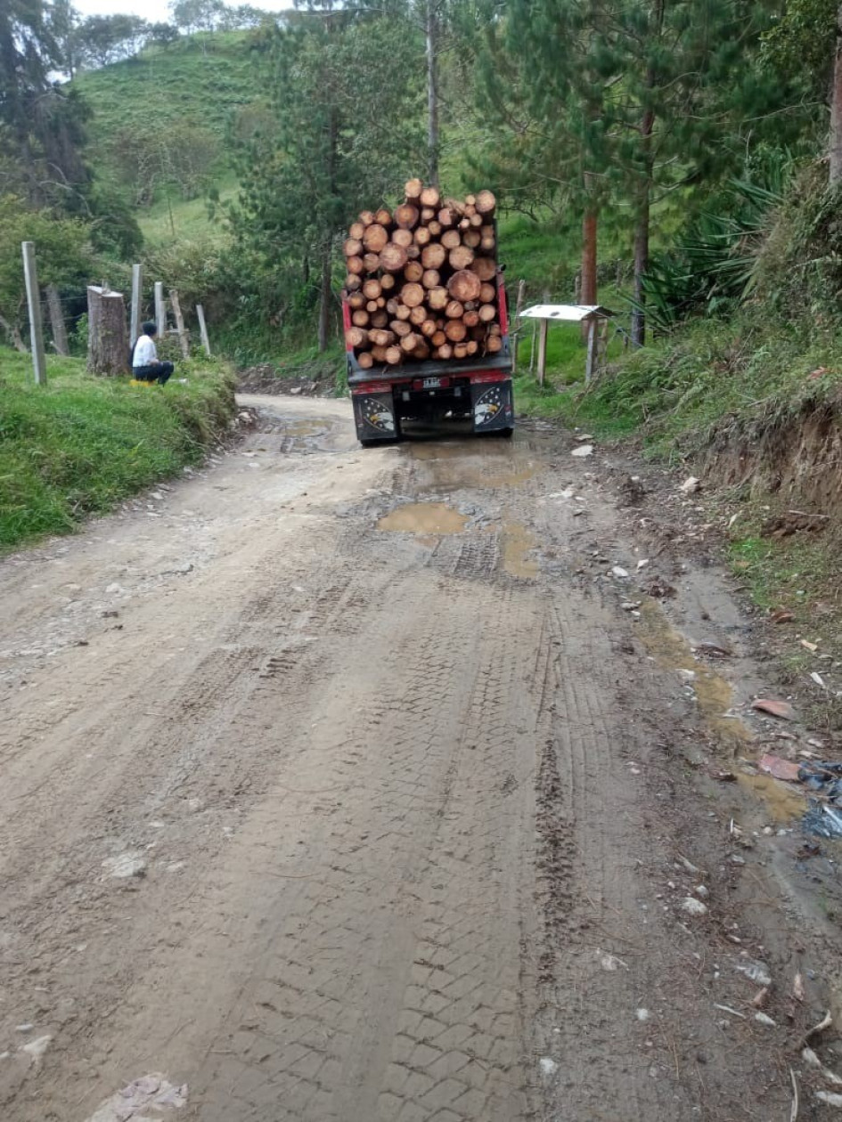 Por la vía transitan vehículos cargados de madera, motociclistas y chivas que van y vienen de los corregimientos Arboleda y Pueblo Nuevo. No han ampliado, ni puesto el afirmado. La obra está cruda.