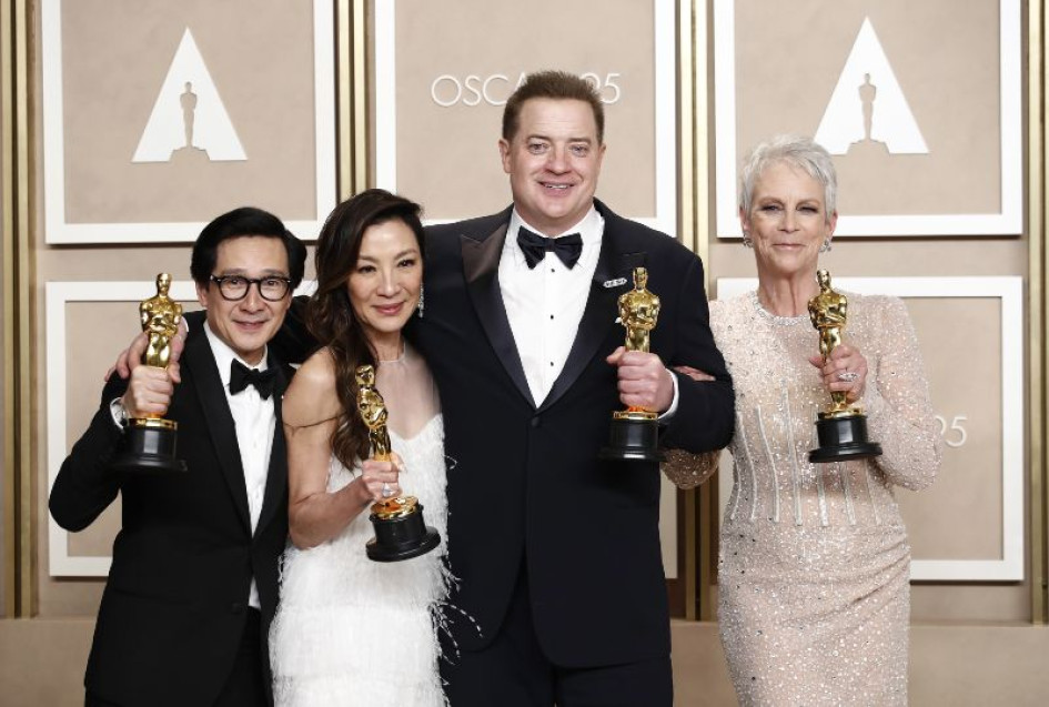 Ke Huy Quan, mejor actor de reparto; Michelle Yeoh, mejor actriz; Brendan Fraser, mejor actor, y Jamie Lee Curtis, mejor actriz de reparto.