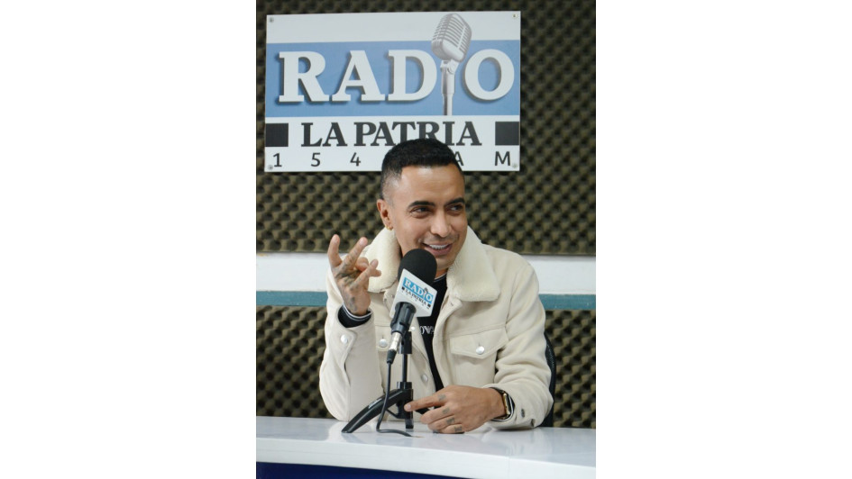 Jhon Álex Castaño, en su visita a la cabina de LA PATRIA Radio para la promoción de su nueva canción.