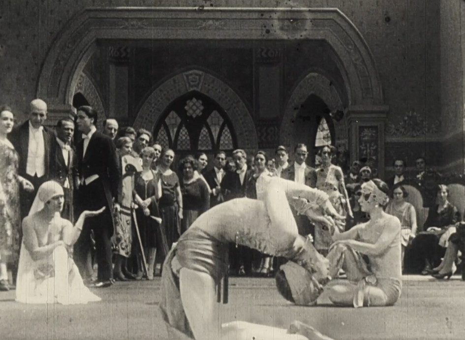 Esta es una de las primeras imágenes de la película Mudos testigos.