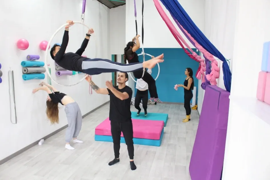 La academia de danza y acrobacias aéreas Más Alto está impulsando en la ciudad el deporte de la Danza Aérea. Allí practican en las telas, lyras, straps y trapecios su deporte.