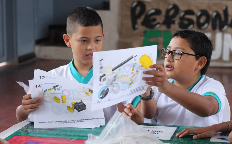 El grupo de estudiantes seleccionados para viajar a Panamá se reúne los sábados para practicar su misión