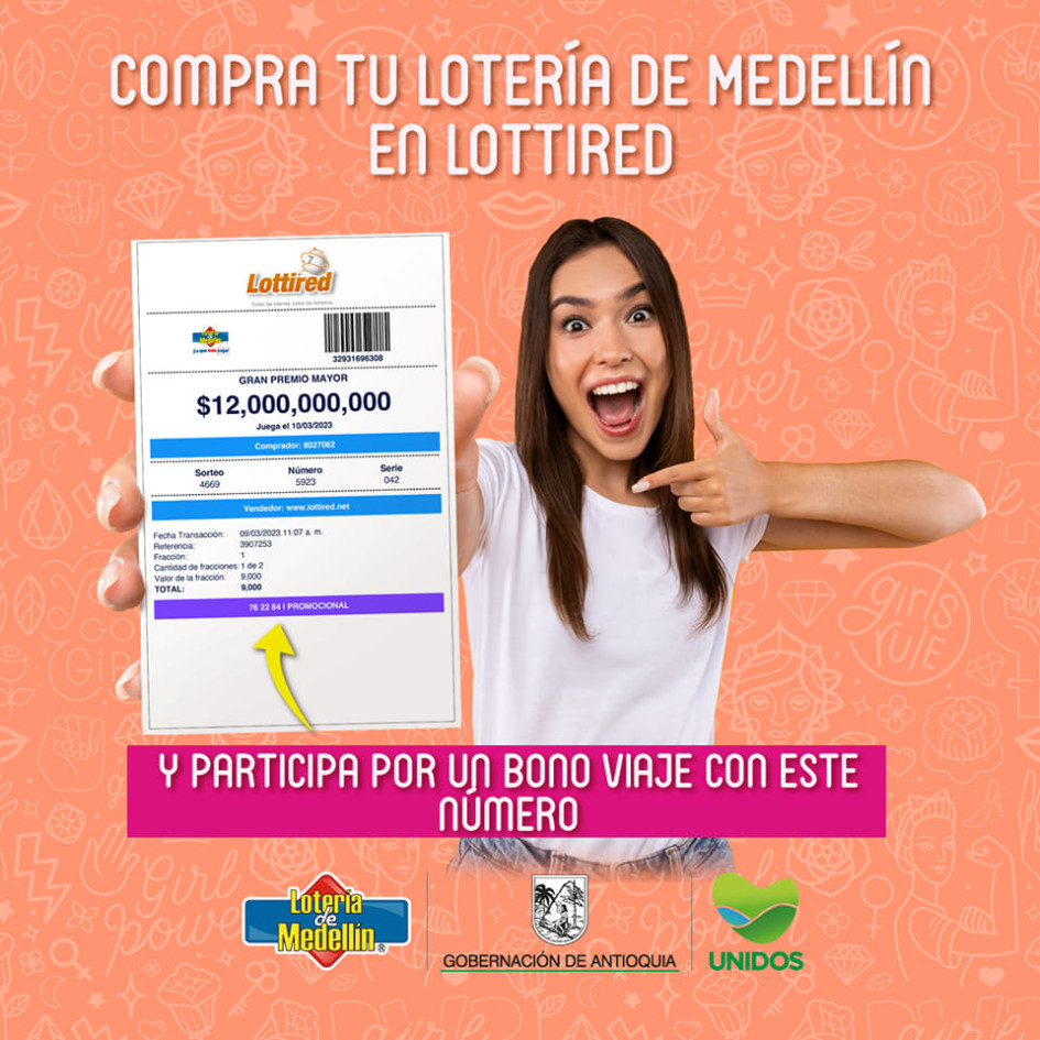 Mujer muestra su tiquete de la Lotería de Medellín
