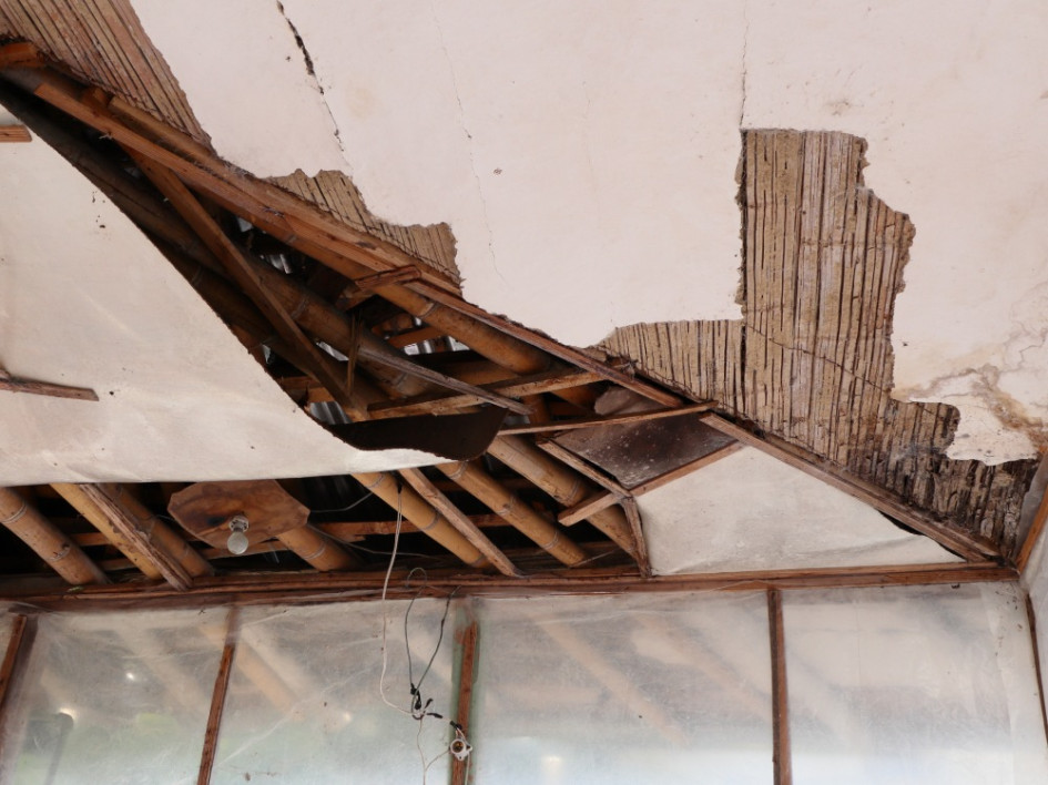 El cieloraso de guadua en la parte superior de la vivienda está deteriorado. Gloria solicita ayuda al Municipio para repararlo.  Foto | Luis Fernando Rodríguez  | Q´HUBO