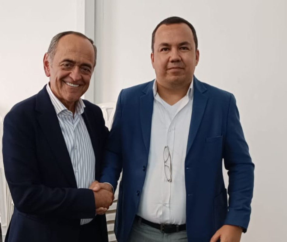 El administrador público Sergio Alexánder Abonce Trejos (derecha) aspira a la Alcaldía de Riosucio (Caldas) con el aval del partido Colombia Justa y Libres.