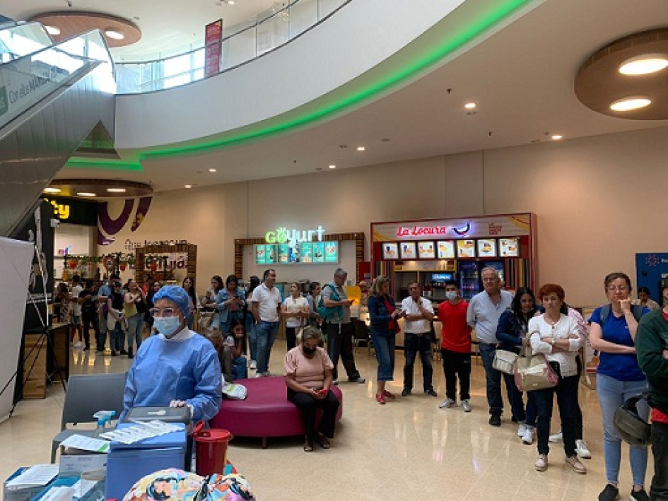 En jornada de vacunación contra la Influenza en el centro comercial Mall Plaza con apoyo de la Alcaldía de Manizales, solo había una enfermera vacunando.