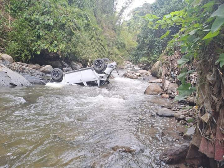 El vehículo particular terminó, con las llantas para arriba, en las aguas de la quebrada Pantanillo.