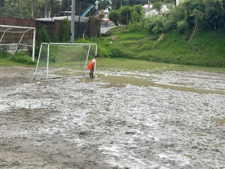 Foto|Cortesía|Q'HUBO  Afectados aseguran: "No pedimos volver la cancha sintética, ni que inviertan un dineral, solo pedimos mantenimiento”.