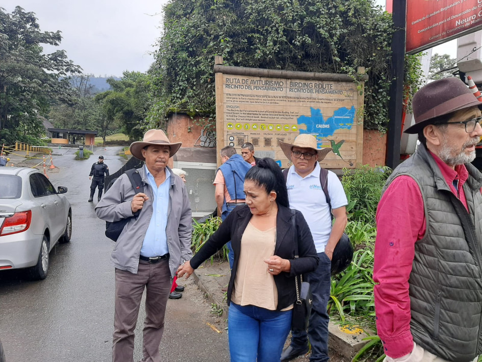 Los manifestantes se concentraron en la entrada del Recinto del Pensamiento.