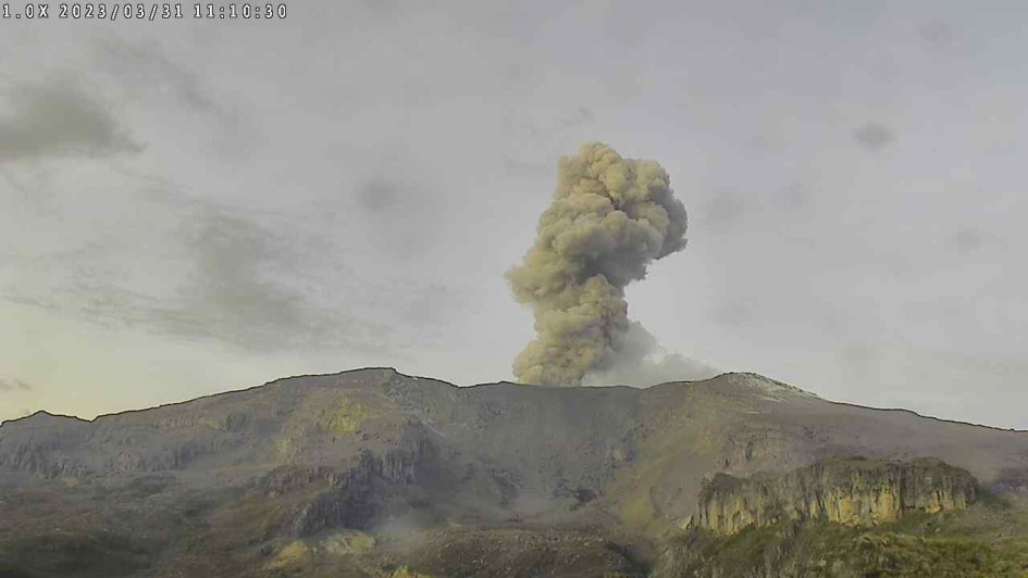 Así luce la columna de ceniza de este viernes. Imagen capturada desde la cámara del SGC en el sector Piraña - Azufrado.