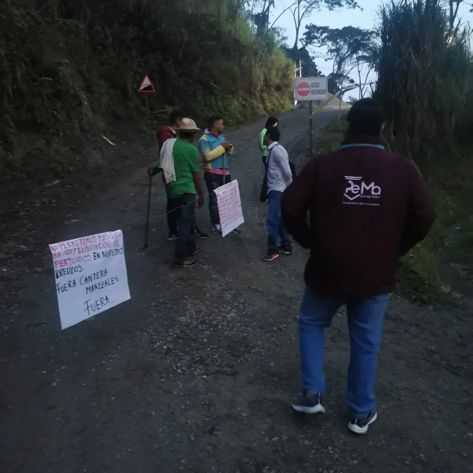 manifestantes a la entrada de cantera de Manizales