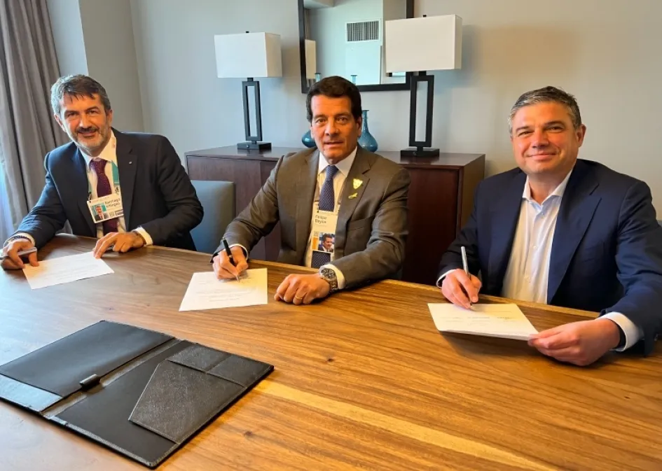 La firma del proyecto entre alas tres compañías. 