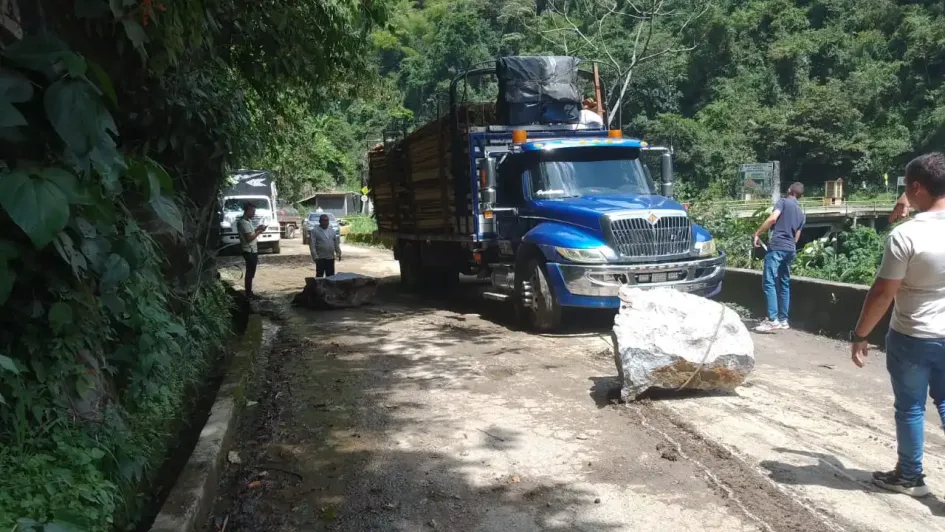 Trabajos en la vía Petaqueros-Manzanares para retirar roca. 