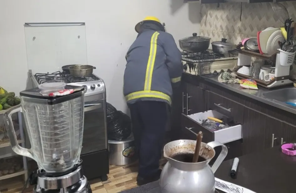 Bomberos atienden incendio en cocina de una casa en Marquetalia. 