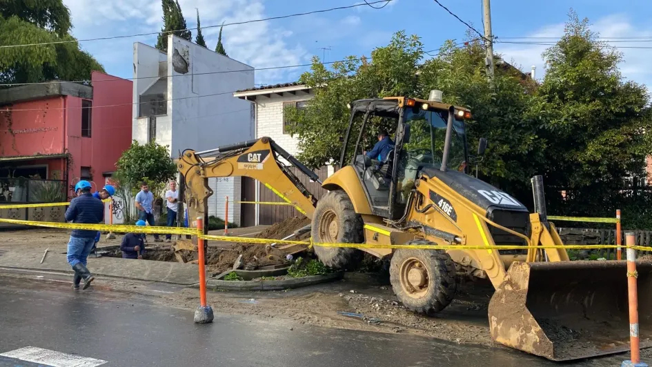 Personal de Aguas de Manizales reparando daño de tubería en Milán. 