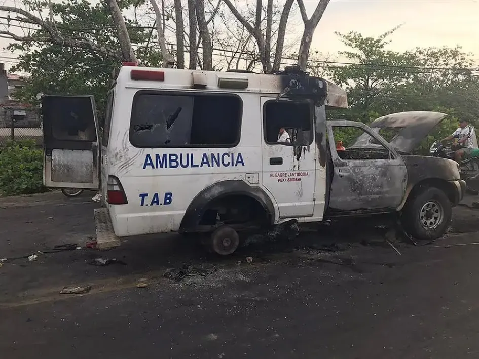Ambulancia quemada anoche en la vía que comunica a los municipios de Caucasia y El Bagre, en el Bajo Cauca antioqueño. 
