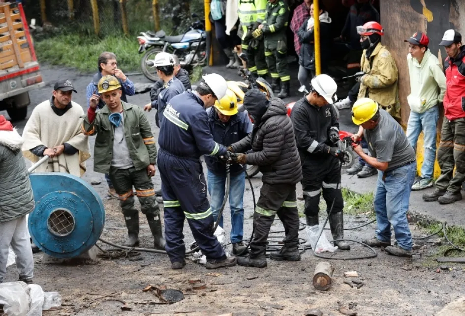 Personas ayudan en las labores de rescate en la mina de carbón donde ocurrió una explosión ayer, en Sutatausa (Colombia).