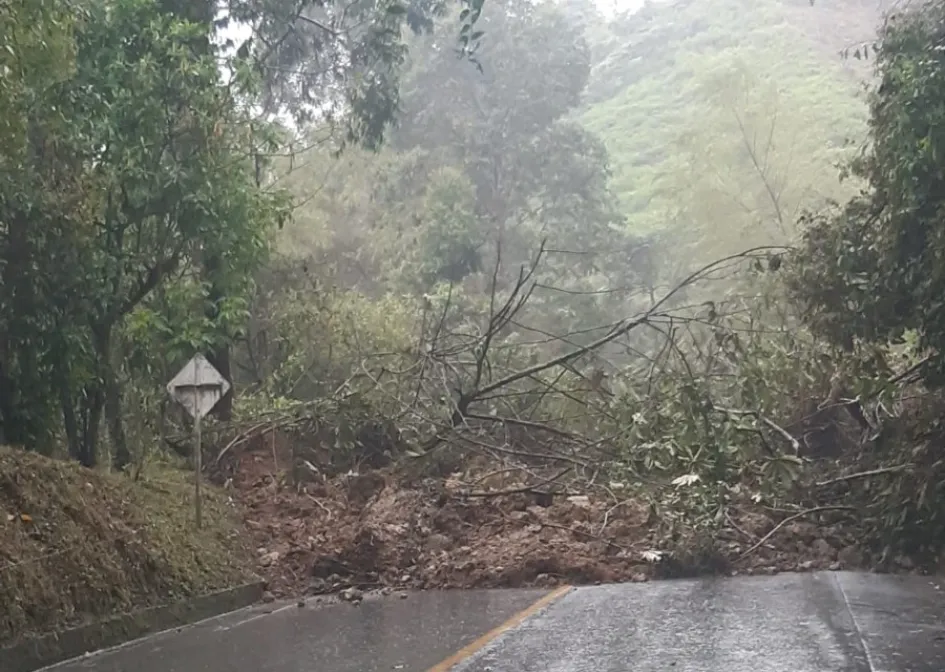 Derrumbe afecta la vía Manizales-Neira
