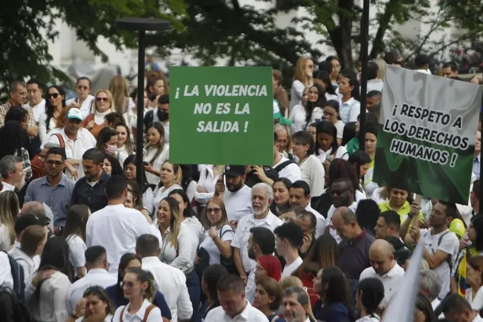 Cientos de personas participan en una movilización hoy en la Plaza de la Libertad en Medellín (Colombia).