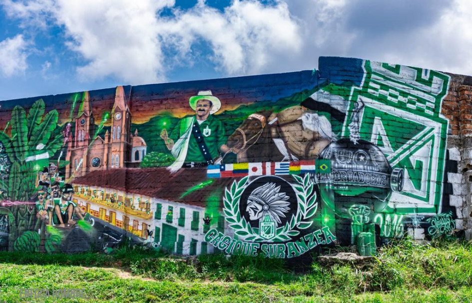 El mural combina elementos del paisaje cafetero con los símbolos del equipo.