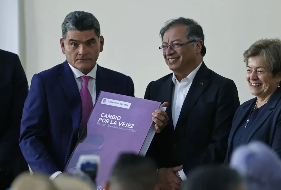 El presidente de Colombia, Gustavo Petro, y la ministra de Trabajo, Gloria Inés Ramírez, entregan hoy el proyecto de ley de reforma pensional al secretario general del Senado, Gregorio Eljach (i), en Bogotá.