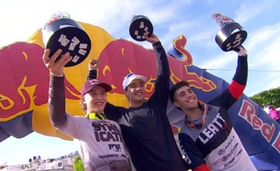 El podio de ayer, conformado por el colombiano Camilo Sánchez (centro), el francés Jackson Goldstone y el chileno Felipe Agurto.