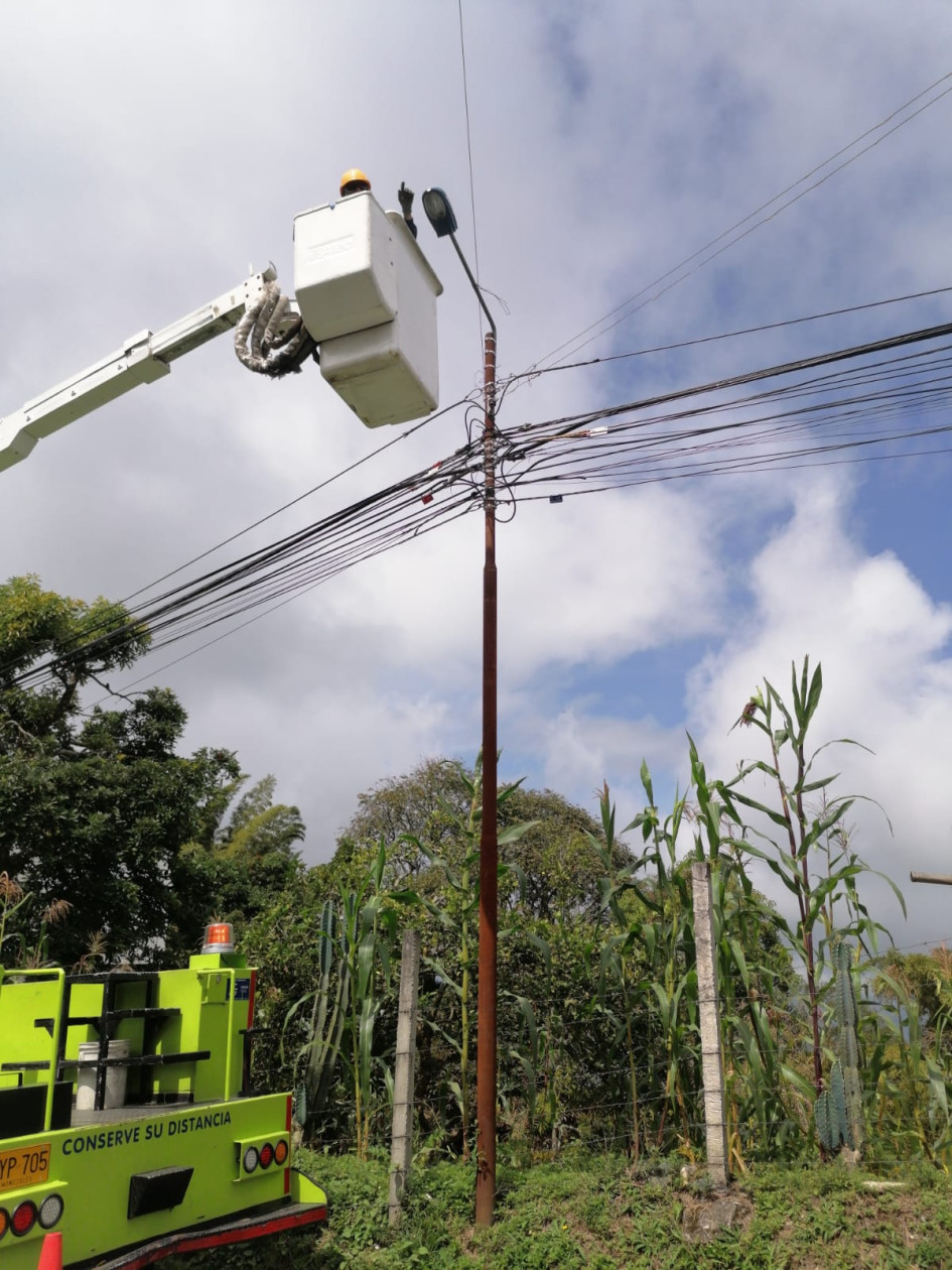 Foto|Cortesía|Q'HUBO Evidencia del mantenimiento que le hizo el Invama a la luminaria en esta vereda.