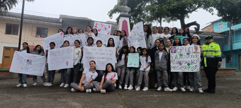 Las alumnas del colegio Mariscal Robledo se manifestaron en el parque principal del corregimiento.