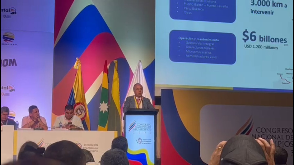 Guillermo Reyes, jefe de la cartera de Transporte, dijo que "por corrupción" se revisará si el proyecto va o no va.