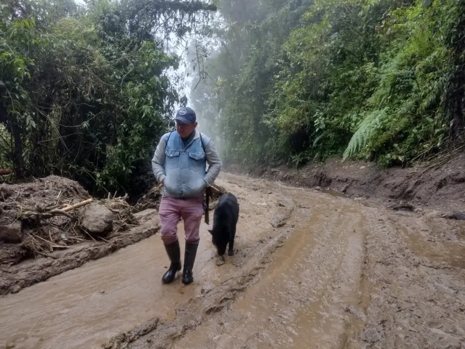 Vía de Gallinazo a La Grupa está afectada desde el viernes por varios derrumbes. 