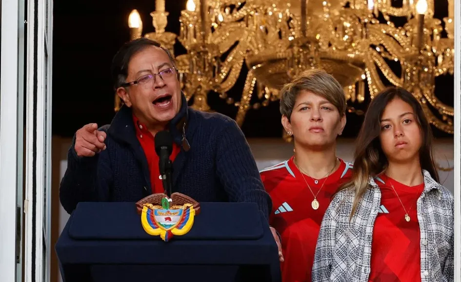 El presidente, Gustavo Petro, acompañado de su esposa, Verónica Alcocer, y de Antonella