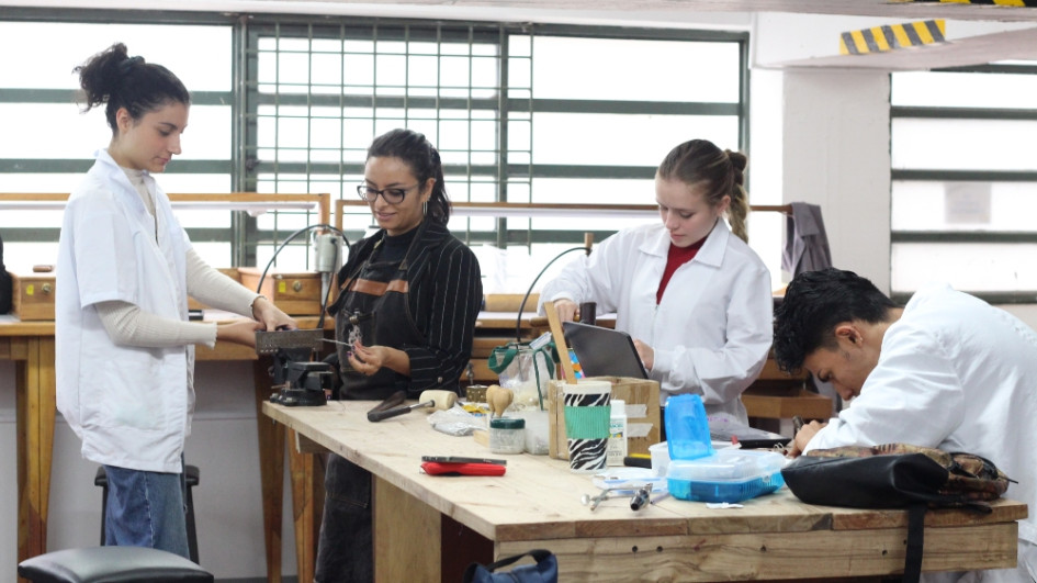Taller de joyería en la Universidad Autónoma de Manizales