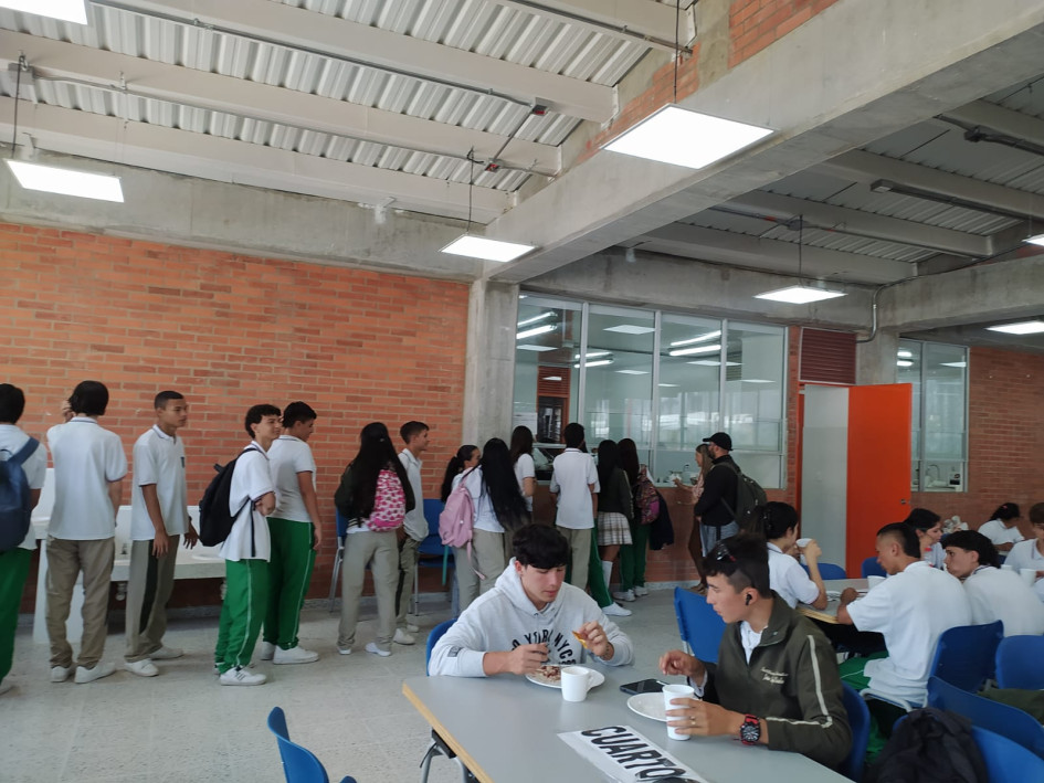 Algo bonito para resaltar es que los estudiantes durante la actividad no se entretienen con el celular.