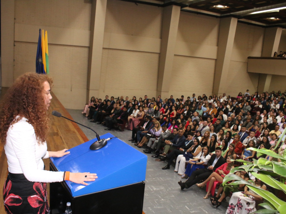 A la viceministra de Talento y Apropiación Social del Conocimiento, Yesenia Olaya, le brindaron un homenaje ayer en la Universidad de Caldas comoegresada destacada de esa institución.